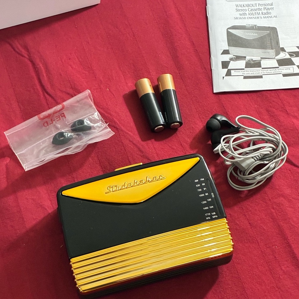 RETRO VIBES Studebaker Walkabout Cassette Player & Radio NIB